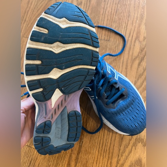 ASICS size 7 women’s running sneaker - Picture 2 of 3